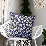 Chic Boho Daisies Dark Blue Pattern Throw Kissen<br><div class="desc">Einfache Aquarellmalerei inspiriert Blumenmuster von weißen anemonischen Blume mit dunkelblauem Hintergrund.</div>
