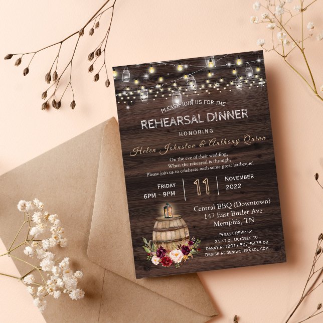 Chic Burgundy Floral Probe Abendessen Einladung (rustic barrel rehearsal dinner invitation, string lights wood rehearsal wedding invitation)