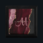 Chic Burgundy Gold Glitzer Agate Custom Monogram Erinnerungskiste<br><div class="desc">Mit dieser eleganten,  personalisierten Geschenkboxen mit Bordeaux und Rose-Rosa-Age,  die mit Imitaten goldenen Glitzer besticht,  verwöhnen Sie Ihr Geschenk stilvoll. Personalisieren Sie Ihr Monogramm zunächst in handgeschriebener Goldskriptkalligraphie mit Ihrem Namen oben. Ein einzigartiges Geschenk für Geburtstag,  Urlaub und jeden besondere Anlass. Entworfen für Sie von Extreme T-Shirts!</div>