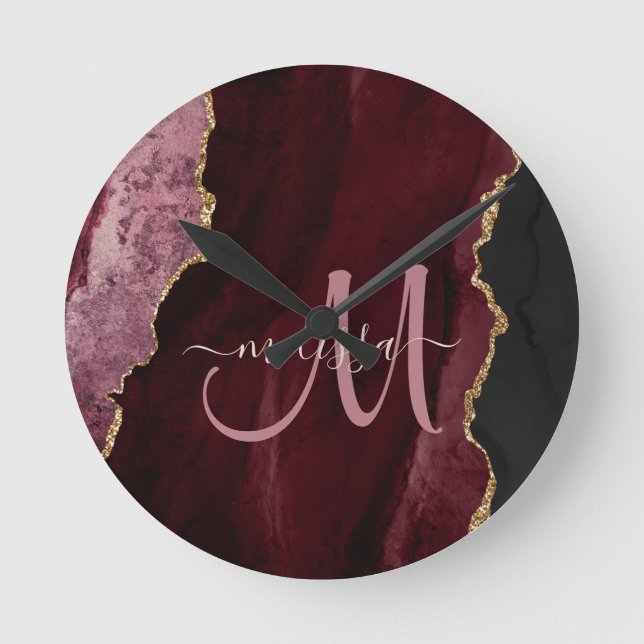 Chic Burgundy Gold Glitzer Agate Custom Monogram Runde Wanduhr (Vorderseite)
