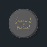Chic Calligraphy Couple Names Gray & Gold Magnet<br><div class="desc">Sie können die Schriftart,  Hintergrundbild und Farbe,  Buchstaben und Buchstaben leicht ändern.</div>