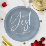 Chic Calligraphy Sie sagte Yes Engagement Party Pappteller<br><div class="desc">Eine stilvolle Kalligraphie-Engagement Party Papier Platte. Einfach mit Ihren Daten personalisieren. ANKUNFT: Wenn Sie eine Anpassung des Designs benötigen,  kontaktieren Sie mich bitte über den Chat; wenn Sie Informationen über Ihre Bestellung,  Versandoptionen,  etc. benötigen,  kontaktieren Sie mich bitte direkt in Touch mit dem Zazzle-Support.</div>
