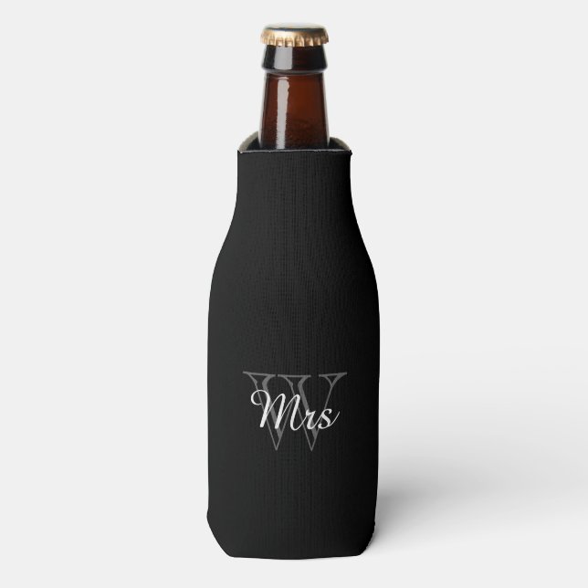 CHIC CAN COOLER_"Mrs." MONOGRAM Flaschenkühler (Flaschenvorderseite)
