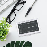 Chic Charcoal | PERSONALISIERT Visitenkarten Etui<br><div class="desc">Der schicke Visitenkartenhalter weist Ihren Namen in klassischer Weißschrift auf,  gerahmt durch einen dünnen,  geometrischen Rahmen auf einem weichen,  schwarzen Holzkohlehintergrund. Auch passende Visitenkarten und Accessoires sind erhältlich.</div>