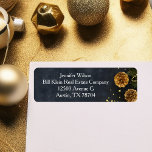 Chic Christmas Gold Pine Cone Black Rücksendeadres<br><div class="desc">Dieses elegante Weihnachtsadressen-Label aus dem 19. Jahrhundert besticht durch hübschen weißen Text auf einem schönen Urlaubsfoto. Das Foto ist mit goldenen Perlen,  Gärten und Kiefernzapfen neben Tannennadeln auf einem schicken schwarzen Hintergrund ausgestattet. Ein erstklassiges Weihnachtskartenzubehör für Unternehmen.</div>