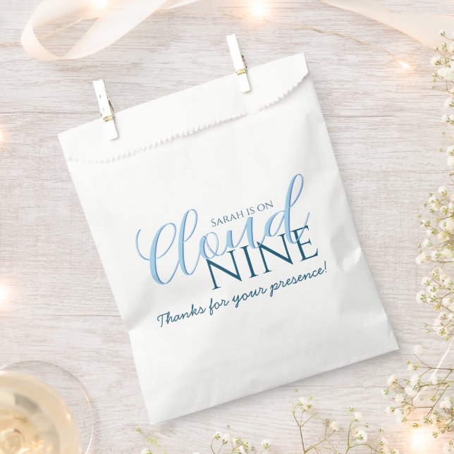 Chic Cloud Nine Modern Script Brautparty Geschenktütchen (Ausgeschnitten)