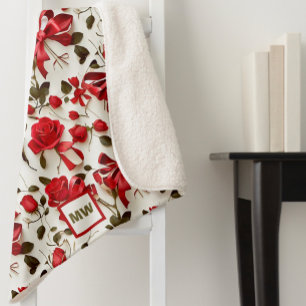 Chic Coquette rote Rosen und Bogen Monogramm Sherpadecke