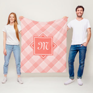 Chic Coral Kariert mit modernem Diagonal Monogramm Fleecedecke