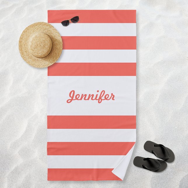Chic Coral und White Stripes Personalisiert Strandtuch (Chic Coral and White Stripes Personalized Beach Towel)