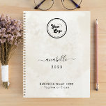 Chic Cream Marmornamen Jahr für benutzerdefinierte Planer<br><div class="desc">Dieser elegante Planer ist ideal für Ihre geschäftlichen und Promotionsbedürfnisse. Fügen Sie einfach Ihre eigenen Daten hinzu,  indem Sie auf die Option "Personalisieren" klicken.</div>