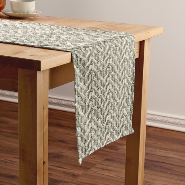 Chic creme Kabelstrickmuster Mittelgroßer Tischläufer (Beispiel)