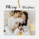 Chic Custom Family Paar Foto Holiday Christmas Keramikornament<br><div class="desc">Chic custom holiday ceramic ornament with the words "Merry Christmas" in an elegant black script machen with a white background. Click "Personalize" to add a special foto of your family or you and your husband or wife and perhaps even your pets. Click "Click to customize further" to add text and...</div>