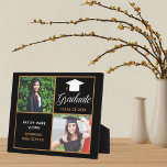 Chic Custom Graduate Foto Black Gold Abschluss Fotoplatte<br><div class="desc">Eine elegante,  maßgeschneiderte Fotografie-Abschluss-Plakette in schicken Schwarz und Gold für eine High School,  Uni oder Uni aus der Klasse von 2025. Passen Sie mit Ihrem Schulnamen und schließ-Klasse unter der schönen Kalligrafie für ein großartiges personalisiertes Geschenk mit Ihrem Senior-Portrait an. Ein schöner Sake für Eltern oder Großeltern.</div>