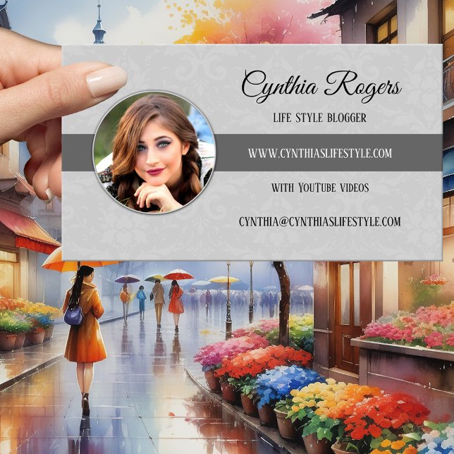 Chic Damask Grau Foto Blogger Business Card Visitenkarte (Business card featuring your own photo framed by a simple grey elegant design with a damask pattern)