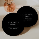 Chic Dark Black Glückwunschs Grad Abschluss Pappteller<br><div class="desc">Diese schicken dunkelschwarzen Glückwunsch grad Abschluss Papier Teller sind perfekt für ein modernes grad Party. Das einfache,  dunkle Design besticht durch klassisch minimalistische Schwarz-Weiß-Typografie und ein stilvolles,  elegantes Ambiente. Anpassbar in jeder Farbe. Personalisieren Sie Ihre Teller mit dem Namen des Absolventen und des Jahrs der Klasse.</div>