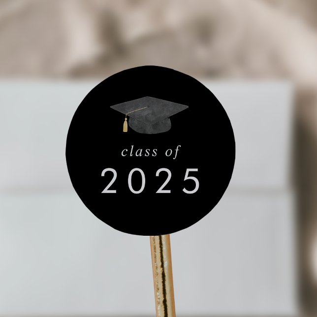 Chic Dark Black Grad Cap Class of 2025 Abschluss Runder Aufkleber (Chic Dark Black Grad Cap Class of 2025 Graduation Classic Round Sticker)