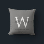 Chic Dark White Monogram Wedding Keepake Kissen<br><div class="desc">Elegantes Hochzeitskuchenkissen mit Text in schwarz handgeschriebener Chic-Schrift-Kalligrafie auf dunkelgrauem Hintergrund. Fügen Sie einfach Ihre Namen,  Monogramm und Hochzeitstermin ein. Großartiges Geschenk für ein frisch verheiratetes Paar. Exklusiv für Sie entworfen von Happy Dolphin Studio. Wenn Sie Hilfe oder passende Produkte benötigen,  kontaktieren Sie uns bitte unter happydolphinstudio@outlook.com.</div>