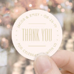 Chic Deko Typografie Vielen Dank Blush Pink & Gold Runder Aufkleber<br><div class="desc">Fügen Sie eine elegante Touch zu Hochzeit Dankeschön-Karten und Empfang-Gastgeschenke mit rund personalisierten Aufklebern / Umschlag Aufklebern. Alle Formulierungen auf dieser Vorlage sind einfach zu personalisieren für ein Brautparty, Jubiläum, Gelbverlängerung oder andere Anlässe. Der Text in einem Kreis kann in einen Namen und eine Adresse geändert werden, um schicke, moderne...</div>