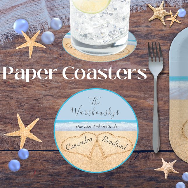 Chic Dusty Blue Beach Hochzeit 2 Herzen in Sand Runder Pappuntersetzer (Von Creator hochgeladen)