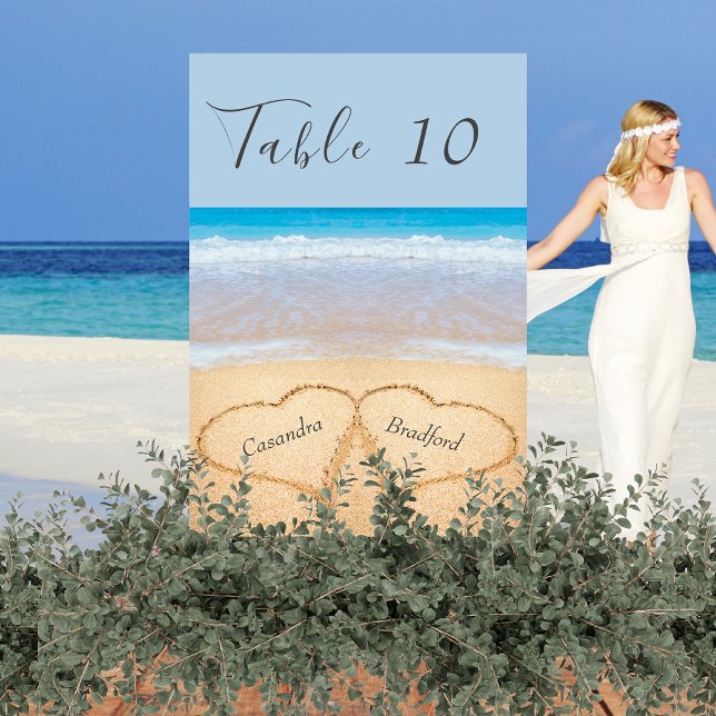 Chic Dusty Blue Beach Hochzeit 2 Herzen in Sand Tischnummer (Von Creator hochgeladen)