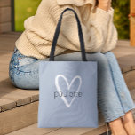 Chic Dusty Blue Heart Personalisiert<br><div class="desc">Diese staubige blaue Tasche ist mit Ihrem Namen in einem einfachen Schriftart über einem großen weißen Herz personalisiert. Ideal für Sie,  für Ihre Brautmädchen,  Buchklub,  Abschluss Geschenk,  Geburtstagsgeschenk,  Geschenk des Lehrers oder jeden Anlass. MEHR Farben in unserem Geschäft.</div>