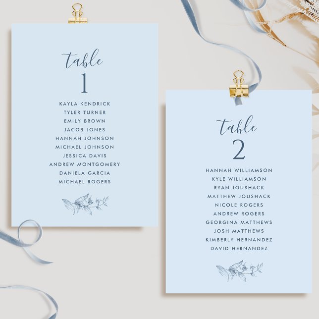 Chic Dusty Blue Seating Plan Cards mit Gast-Namen (Von Creator hochgeladen)