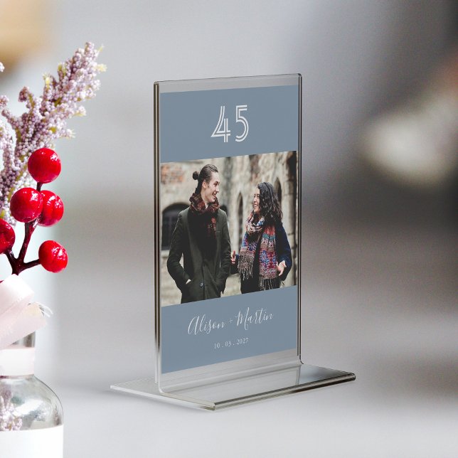 Chic Dusty Blue und White Hand Letter Wedding Tischnummer (Personalized Chic Dusty Blue and White Hand Lettered Wedding Table Number)