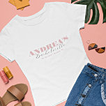 Chic Dusty Pink Bold Script Custom Bachelorette T- T-Shirt<br><div class="desc">Feiern Sie Ihren Bachelorette mit diesem eleganten,  minimalistischen T - Shirt mit kühnen rosa Typografie und eleganter Kalligrafie. Fügen Sie einfach Ihre eigenen Daten hinzu,  indem Sie auf die Option "Personalisieren" klicken.</div>