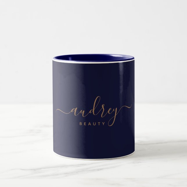 Chic Elegant Navy Blue Gold Script Zweifarbige Tasse (Mittel)