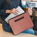 Chic Elegante Rose Mit Monogramm Laptopschutzhülle<br><div class="desc">Dieser Laptop-Ärmel definiert schicke Eleganz und harmoniert den Reiz von Rose Gold mit schlichten schwarzen Akzenten. Im Inneren bietet die Hülle einen komfortablen Schutz für Ihren Laptop, während ein Gefühl von raffiniertem Luxus erhalten bleibt. Es ist ein Statement-Accessoire, das Stil und Funktionalität verbindet, für die technischen Grundlagen des modernen Profis....</div>