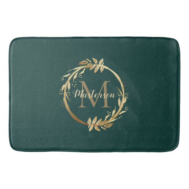 Chic Emerald Green Gold Monogram Eukalyptus Wreath Badematte (Vorderseite)
