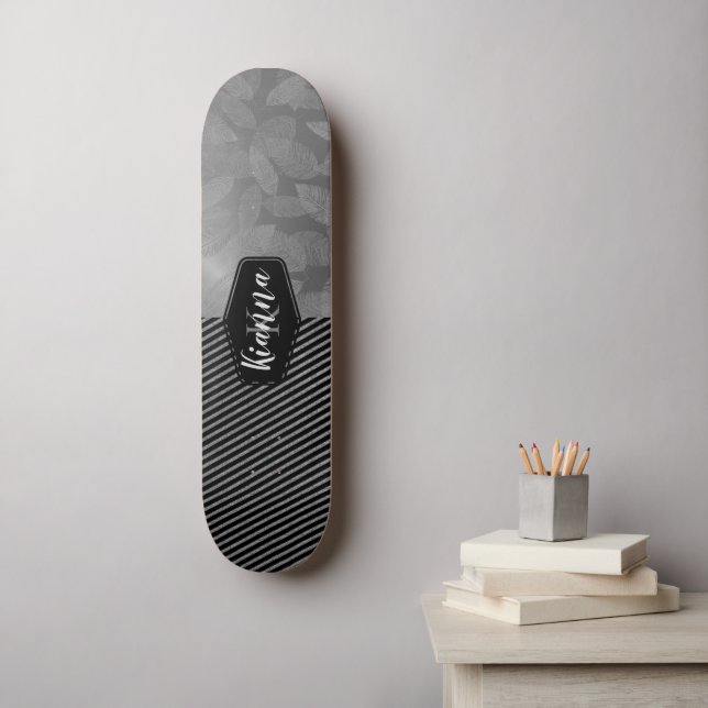 Chic Feathers with Silver Stripes Monogram Skate Skateboard (Wandkunst)