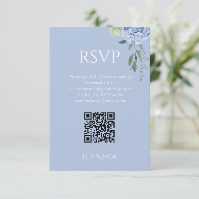 Chic Floral Dusty Blue Hydrangea Wedding RSVP Begleitkarte (Stehend Vorderseite)