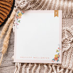 Chic Floral Wildblumen & Honey Bee Frame Monogram Notizblock<br><div class="desc">Wildblume & Honig Blütenblattüberschrift,  rosa Blütenmuster mit Blumen- und Bienenmuster,  die die Ecken des Notenpolsters bilden. Alle Illustrationen in blumengeschmückten Wildblumen Honigbienen Notizblock,  sind handgezeichnet Original-Kunstwerke von Moodthology.</div>