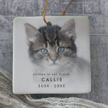 Chic Forever in Our Hearts Foto Cat Memorial Keramikornament<br><div class="desc">Dieser Chic für immer in unserem Herzen Foto Katzendenkmal-Keramik-Ornament ist die perfekte moderne Denkmal Weihnachtsbaumdekoration. Das einfache Design zeichnet sich durch klassisch minimalistische schwarze Typografie mit einem rustikalen Bohhustengefühl aus. Dieser Sakralbau lautet "für immer in unserem Herzen". Personalisieren Sie Ihr zweiseitiges Ornament mit einem Foto Ihrer Katze, dem Namen und...</div>