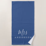 Chic Future Frau Classic Blue Monogram Beach Handt Strandtuch<br><div class="desc">Chic mit Monogramm Strandtuch mit dem Text Mrs. in weißer eleganter Schrift Kalligraphie auf einem klassisch blauen Hintergrund. Sie können dieses luxuriöse Badetuch mit Ihrem verheirateten Namen anpassen. Perfekte Geschenkidee für das frisch verheiratete Paar mit dem passenden Mr. Strandtuch oder für das Brautparty. Exklusiv für Sie entworfen von Happy Dolphin...</div>