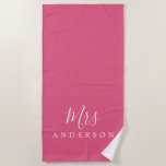 Chic Future Frau Hot Pink Monogram Beach Handtuch<br><div class="desc">Chic mit Monogramm Strandtuch mit dem Text Mrs. in weiß elegante Drehkalligraphie auf einem heißen rosa Hintergrund. Sie können dieses luxuriöse Badetuch mit Ihrem verheirateten Namen anpassen. Perfekte Geschenkidee für das frisch verheiratete Paar mit dem passenden Mr. Strandtuch oder für das Brautparty. Exklusiv für Sie entworfen von Happy Dolphin Studio....</div>
