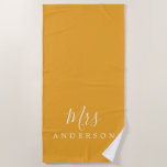 Chic Future Frau Mellow Yellow Monogram Beach Hand Strandtuch<br><div class="desc">Chic mit Monogramm Strandtuch mit dem Text Mrs. in weißer, eleganter Schrift Kalligraphie auf einem milden gelben Hintergrund. Sie können dieses luxuriöse Badetuch mit Ihrem verheirateten Namen anpassen. Perfekte Geschenkidee für das frisch verheiratete Paar mit dem passenden Mr. Strandtuch oder für das Brautparty. Exklusiv für Sie entworfen von Happy Dolphin...</div>