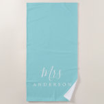 Chic Future Frau Turquoise Monogram Beach Handtuch<br><div class="desc">Chic mit Monogramm Strandtuch mit dem Text Mrs. in weißer, eleganter Schrift Kalligraphie auf einem türkisblauen Hintergrund. Sie können dieses luxuriöse Badetuch mit Ihrem verheirateten Namen anpassen. Perfekte Geschenkidee für das frisch verheiratete Paar mit dem passenden Mr. Strandtuch oder für das Brautparty. Exklusiv für Sie entworfen von Happy Dolphin Studio....</div>
