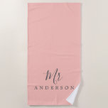 Chic Future Mr Pastel Pink Monogram Strandtuch<br><div class="desc">Chic pastellrosa mit Monogramm Strandtuch mit dem Text Mr in off-schwarz elegante Schrift Kalligrafie. Sie können dieses luxuriöse Badetuch mit Ihrem verheirateten Namen anpassen. Perfekte Geschenkidee für das frisch verheiratete Paar mit dem passenden Strandtuch oder für das Brautparty. Exklusiv für Sie entworfen von Happy Dolphin Studio. Wenn Sie Hilfe oder...</div>