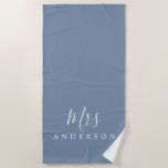 Chic Future Mrs. Faded Denim Blue Monogram Strandtuch<br><div class="desc">Chic verblasste denim blauen mit Monogramm Badetuch mit dem Text Mrs. in weißer eleganter Schrift Kalligraphie. Sie können dieses luxuriöse Badetuch mit Ihrem verheirateten Namen anpassen. Perfekte Geschenkidee für das frisch verheiratete Paar mit dem passenden Mr. Strandtuch oder für das Brautparty. Exklusiv für Sie entworfen von Happy Dolphin Studio. Wenn...</div>