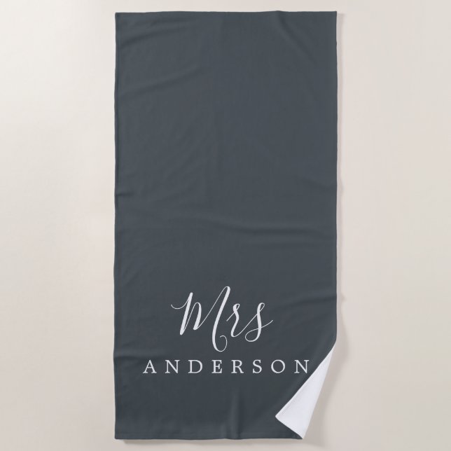 Chic Future Mrs Off-Black Monogram Strandtuch (Vorderseite)