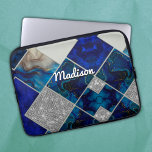 Chic Girl Imitate Glitzer silberblau geometrisch Laptopschutzhülle<br><div class="desc">Chic mädchenhafte Imitate Glitzer silber blauen geometrischen Quadrate Laptop-Hülle. Um es besonders zu machen, ist es auch mit Monogramm und personalisiert mit Namen, Initialen oder beliebigem Text, klicken Sie auf den Link "Weiter anpassen" und verwenden Sie das Design-Tool, um das Design zu ändern, wenn Sie möchten. Schöne, moderne und coole...</div>