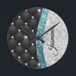 Chic Girl Imitate Silver Glitzer Schwarz aquamarin Runde Wanduhr<br><div class="desc">Dieses trendige, schicke Design der Luxus-Wall-Uhr mit eleganten mädchenhaften Imitate silber aquamarin türkisfarbenen Aqua-Glitzer und Nashörnchen mit schwarzem Tuffstein-Design. Das macht den perfekten 16 Geburtstag, Hochzeit, Brautparty, Jubiläum, Babydusche oder Junggeselinnen-Abschied Geschenk für jemanden, der Lieben glamourösen Luxus und schicke Stile. Zeigen Sie Ihren persönlichen Stil ab und erweitern Sie Ihre...</div>
