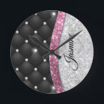 Chic Girl Imitate Silver Glitzer Schwarz Pink Mono Runde Wanduhr<br><div class="desc">Dieses trendige, schicke Design der Luxus-Wall-Uhr mit eleganten Girly-Imitate, silber und rosa Glitzer und Rhinestones mit schwarzem Tuffstein-Design. Das macht den perfekten 16 Geburtstag, Hochzeit, Brautparty, Jubiläum, Babydusche oder Junggeselinnen-Abschied Geschenk für jemanden, der Lieben glamourösen Luxus und schicke Stile. Zeigen Sie Ihren persönlichen Stil ab und erweitern Sie Ihre Wanddekoration...</div>