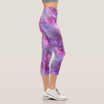 Chic Girly Glamour Pink Lila Geometric Muster Capri Leggings<br><div class="desc">Dieses moderne Design zeichnet sich durch ein rosa und lila geometrisches Muster #Leggings #wear #apparel #gifts #Fitness #sports #fitnessapparel #fitnessbekleidung #fashion #modischen #style #stylish #trendy #trendy #geometric aus</div>