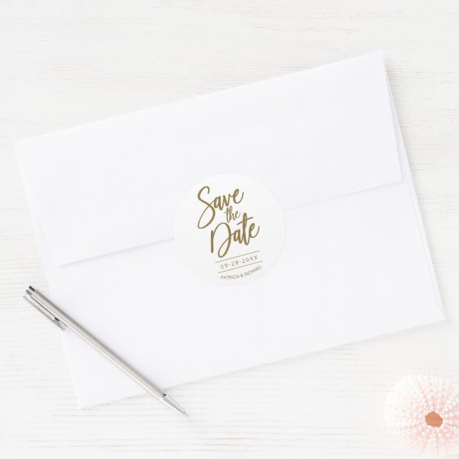 Chic Gold Calligrafy Wedding Save the Date Runder Aufkleber (Umschlag)