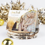 Chic Gold Joyful Script mit kurvem Foto Feiertagskarte<br><div class="desc">Das schicke,  moderne Urlaubsdesign besticht durch ein schlankes,  individuelles "Joyful"-Skript im Goldgradientenstil mit einer einzigartigen geschwungenen Fotomodelle und einer subtilen goldenen Aquarelllandschaft.</div>