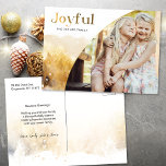 Chic Gold Joyful Script mit kurvem Foto Feiertagspostkarte<br><div class="desc">Das schicke,  moderne Urlaubsdesign besticht durch ein schlankes,  individuelles "Joyful"-Skript im Goldgradientenstil mit einer einzigartigen geschwungenen Fotomodelle und einer subtilen goldenen Aquarelllandschaft. Die Rückseite bietet ergänzende Grafiken und zusätzliche Textfelder.</div>