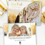Chic Gold Joyful Script mit kurvem Foto Folien Feiertagskarte<br><div class="desc">Das schicke,  moderne Urlaubsdesign besticht durch ein schlankes,  individuelles "Joyful"-Skript in Goldfolie mit einer einzigartigen geschwungenen Fotomodelle und einer subtilen goldfarbenen Winterlandschaft. Zurück enthält zusätzliche Bildvorlagen und Textfelder.</div>